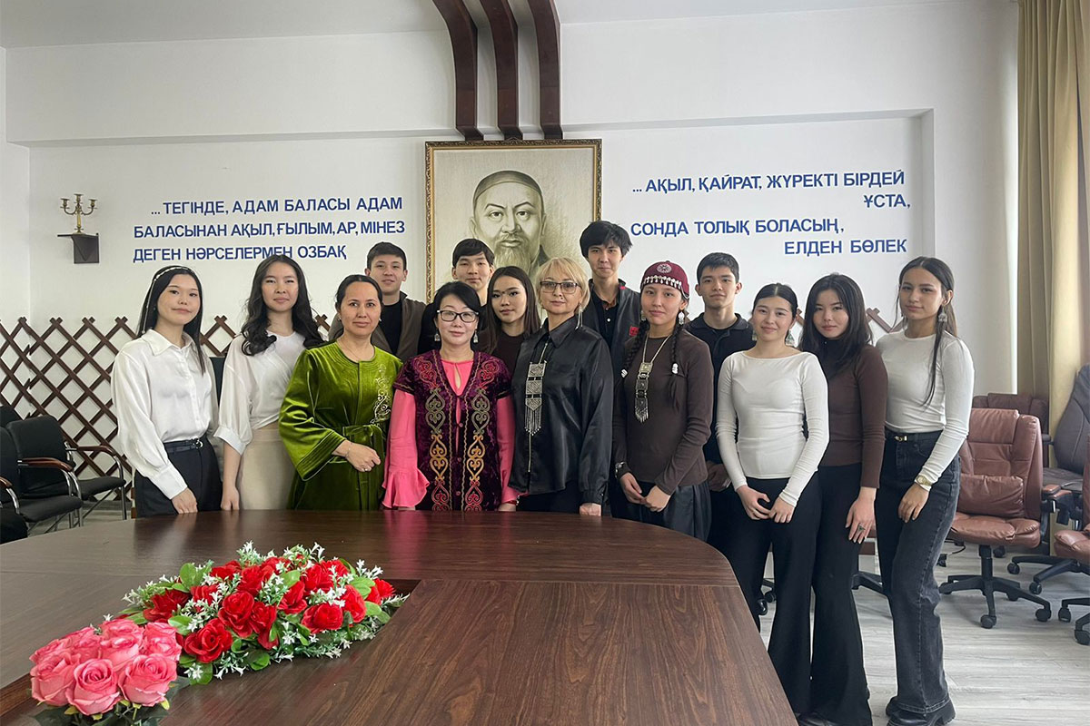 19 марта, в преддверии праздника Наурыз, обучающиеся 1 курса Казахстанского филиала МГИМО приняли участие в культурно-воспитательном мероприятии — показе коллекции этноукрашений «Ұстаз–дәстүр жалғастырушы», а также в благотворительной ярмарке, организованных преподавателями А.М.Есенгалиевой, Б.Г.Смагуловой и А.А.Ниязбековой. Мероприятие прошло в коворкинге УЛК (ЕНУ им. Л.Н.Гумилева).
