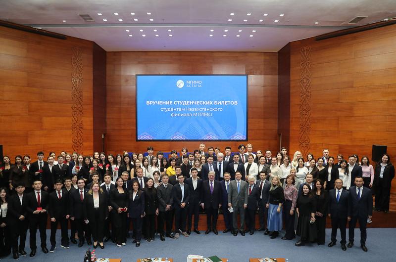 С.Н.Нурбек и А.В.Торкунов вручили студенческие билеты первокурсникам МГИМО-Астана