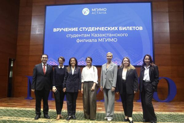 С.Н.Нурбек и А.В.Торкунов вручили студенческие билеты первокурсникам МГИМО-Астана