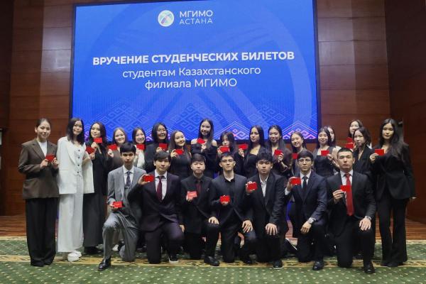 С.Н.Нурбек и А.В.Торкунов вручили студенческие билеты первокурсникам МГИМО-Астана