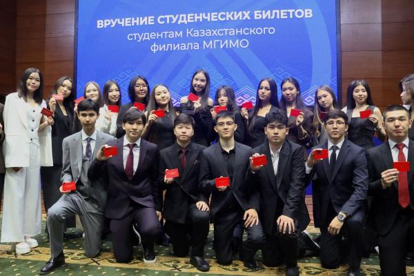 С.Н.Нурбек и А.В.Торкунов вручили студенческие билеты первокурсникам МГИМО-Астана