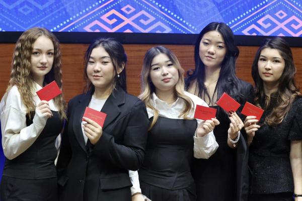 С.Н.Нурбек и А.В.Торкунов вручили студенческие билеты первокурсникам МГИМО-Астана