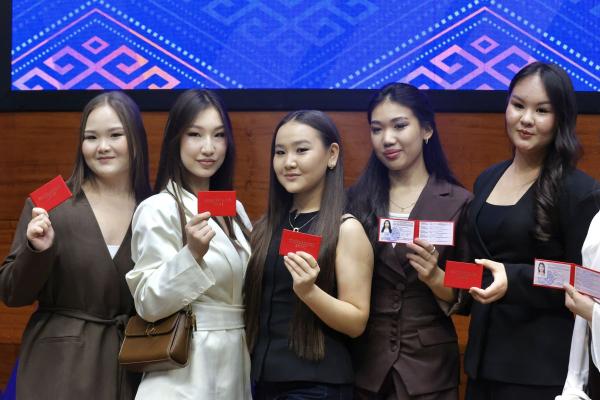 С.Н.Нурбек и А.В.Торкунов вручили студенческие билеты первокурсникам МГИМО-Астана