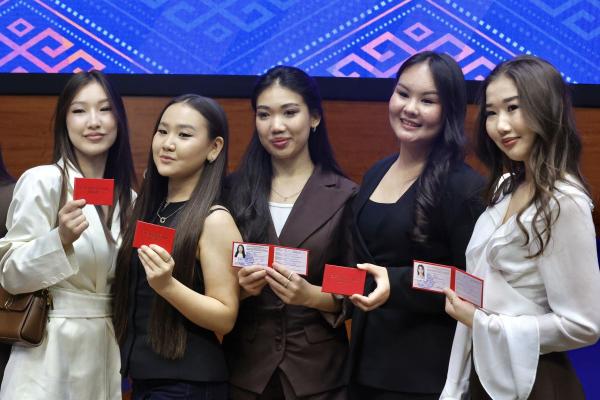 С.Н.Нурбек и А.В.Торкунов вручили студенческие билеты первокурсникам МГИМО-Астана