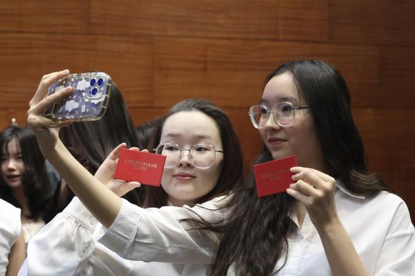 С.Н.Нурбек и А.В.Торкунов вручили студенческие билеты первокурсникам МГИМО-Астана