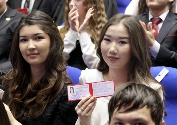 С.Н.Нурбек и А.В.Торкунов вручили студенческие билеты первокурсникам МГИМО-Астана