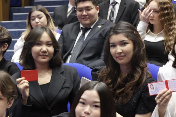 С.Н.Нурбек и А.В.Торкунов вручили студенческие билеты первокурсникам МГИМО-Астана