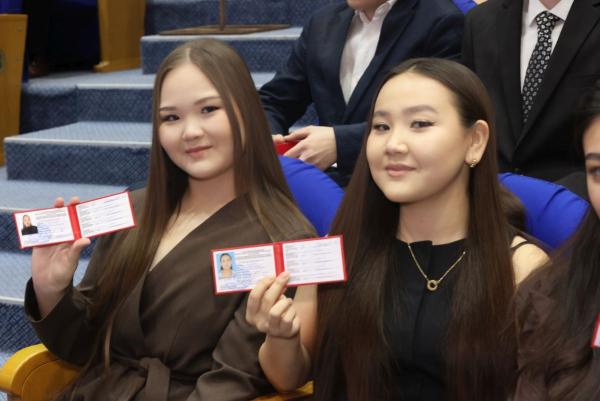 С.Н.Нурбек и А.В.Торкунов вручили студенческие билеты первокурсникам МГИМО-Астана