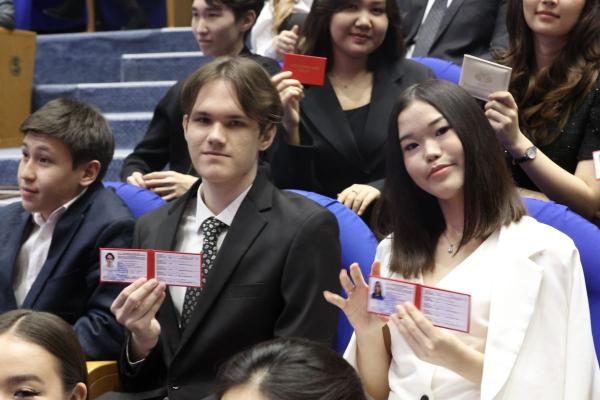 С.Н.Нурбек и А.В.Торкунов вручили студенческие билеты первокурсникам МГИМО-Астана