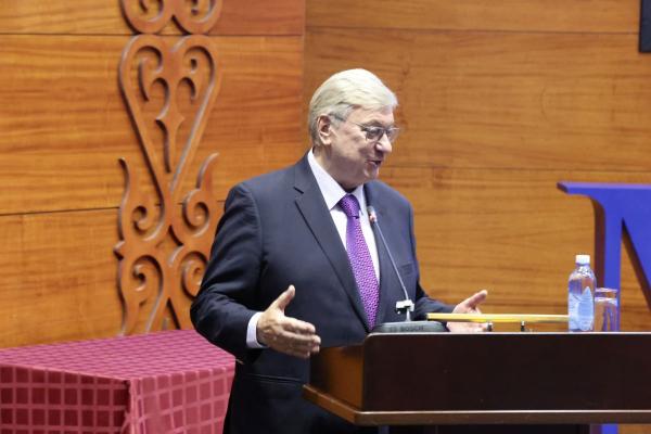 С.Н.Нурбек и А.В.Торкунов вручили студенческие билеты первокурсникам МГИМО-Астана