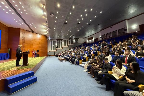 С.Н.Нурбек и А.В.Торкунов вручили студенческие билеты первокурсникам МГИМО-Астана