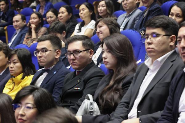 С.Н.Нурбек и А.В.Торкунов вручили студенческие билеты первокурсникам МГИМО-Астана