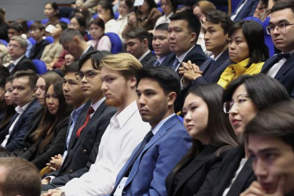 С.Н.Нурбек и А.В.Торкунов вручили студенческие билеты первокурсникам МГИМО-Астана