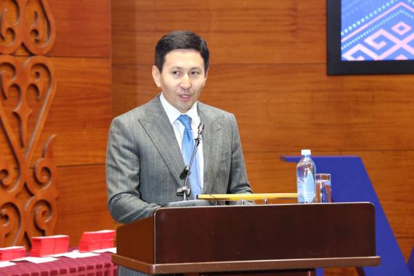 С.Н.Нурбек и А.В.Торкунов вручили студенческие билеты первокурсникам МГИМО-Астана