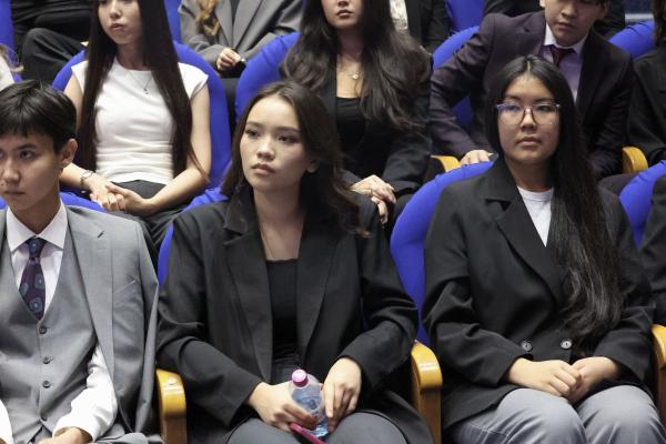 С.Н.Нурбек и А.В.Торкунов вручили студенческие билеты первокурсникам МГИМО-Астана