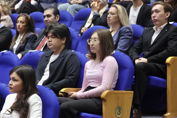 С.Н.Нурбек и А.В.Торкунов вручили студенческие билеты первокурсникам МГИМО-Астана