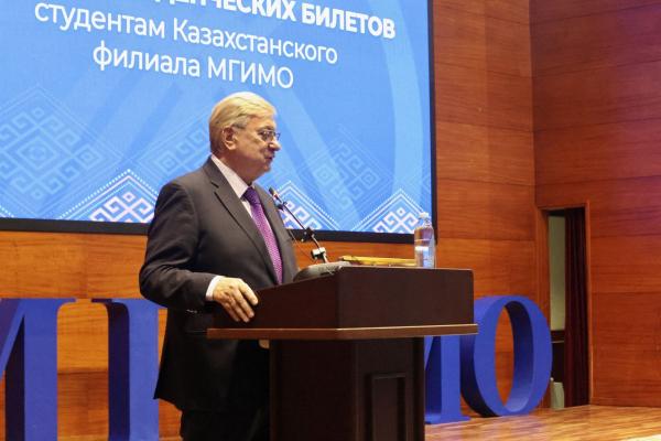 С.Н.Нурбек и А.В.Торкунов вручили студенческие билеты первокурсникам МГИМО-Астана