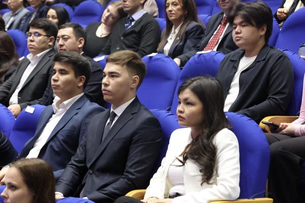 С.Н.Нурбек и А.В.Торкунов вручили студенческие билеты первокурсникам МГИМО-Астана