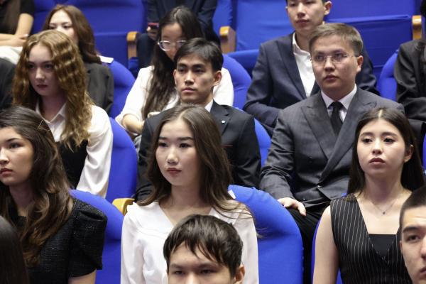 С.Н.Нурбек и А.В.Торкунов вручили студенческие билеты первокурсникам МГИМО-Астана