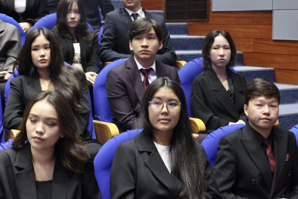 С.Н.Нурбек и А.В.Торкунов вручили студенческие билеты первокурсникам МГИМО-Астана