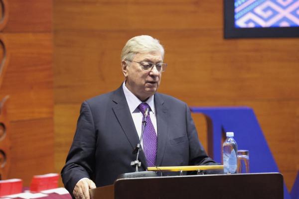 С.Н.Нурбек и А.В.Торкунов вручили студенческие билеты первокурсникам МГИМО-Астана