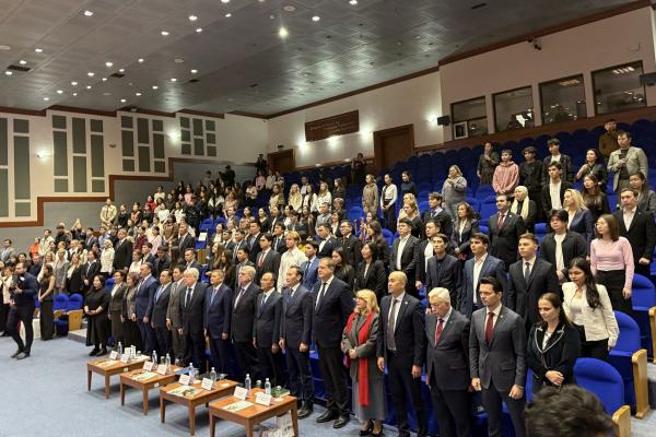 С.Н.Нурбек и А.В.Торкунов вручили студенческие билеты первокурсникам МГИМО-Астана