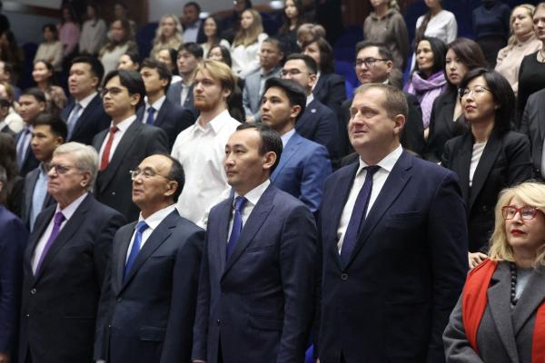 С.Н.Нурбек и А.В.Торкунов вручили студенческие билеты первокурсникам МГИМО-Астана