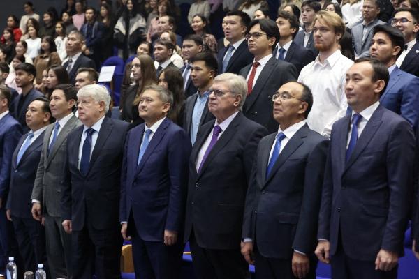 С.Н.Нурбек и А.В.Торкунов вручили студенческие билеты первокурсникам МГИМО-Астана