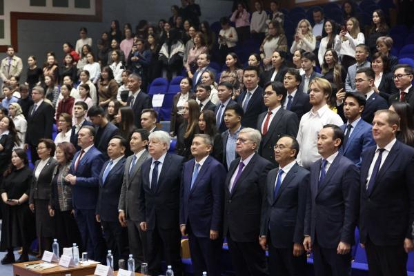 С.Н.Нурбек и А.В.Торкунов вручили студенческие билеты первокурсникам МГИМО-Астана