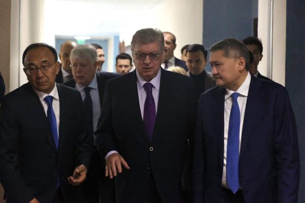 С.Н.Нурбек и А.В.Торкунов вручили студенческие билеты первокурсникам МГИМО-Астана