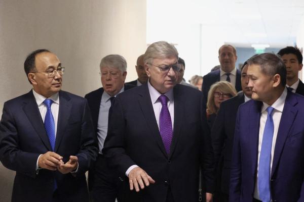 С.Н.Нурбек и А.В.Торкунов вручили студенческие билеты первокурсникам МГИМО-Астана