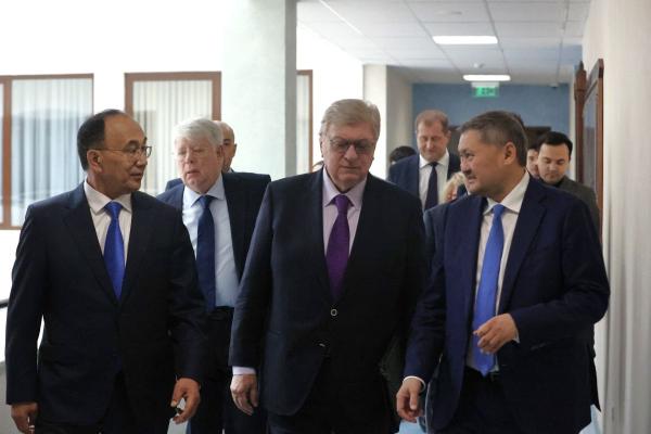 С.Н.Нурбек и А.В.Торкунов вручили студенческие билеты первокурсникам МГИМО-Астана