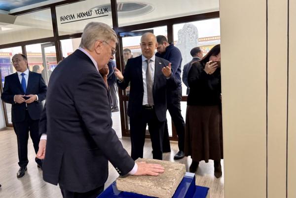 С.Н.Нурбек и А.В.Торкунов вручили студенческие билеты первокурсникам МГИМО-Астана