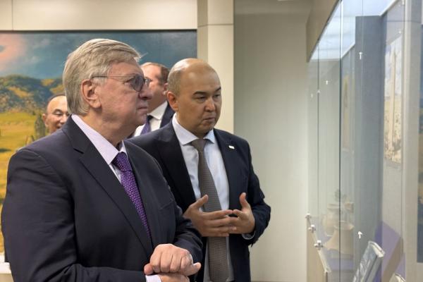 С.Н.Нурбек и А.В.Торкунов вручили студенческие билеты первокурсникам МГИМО-Астана