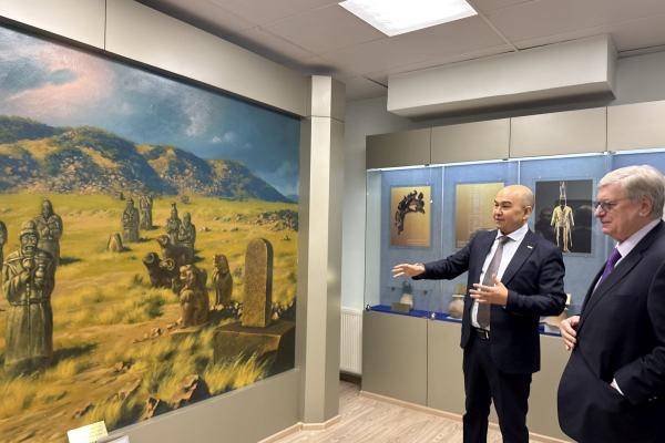 С.Н.Нурбек и А.В.Торкунов вручили студенческие билеты первокурсникам МГИМО-Астана