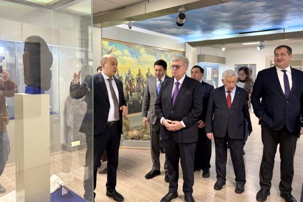 С.Н.Нурбек и А.В.Торкунов вручили студенческие билеты первокурсникам МГИМО-Астана