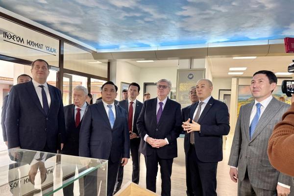 С.Н.Нурбек и А.В.Торкунов вручили студенческие билеты первокурсникам МГИМО-Астана