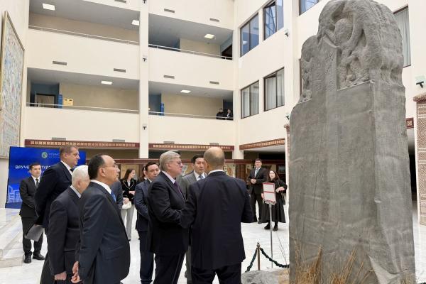 С.Н.Нурбек и А.В.Торкунов вручили студенческие билеты первокурсникам МГИМО-Астана