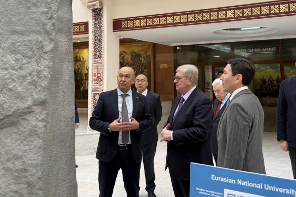 С.Н.Нурбек и А.В.Торкунов вручили студенческие билеты первокурсникам МГИМО-Астана