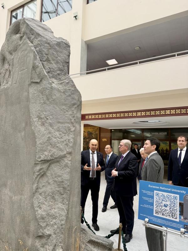 С.Н.Нурбек и А.В.Торкунов вручили студенческие билеты первокурсникам МГИМО-Астана