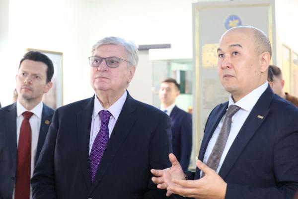 С.Н.Нурбек и А.В.Торкунов вручили студенческие билеты первокурсникам МГИМО-Астана