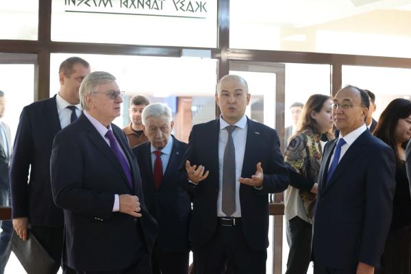 С.Н.Нурбек и А.В.Торкунов вручили студенческие билеты первокурсникам МГИМО-Астана