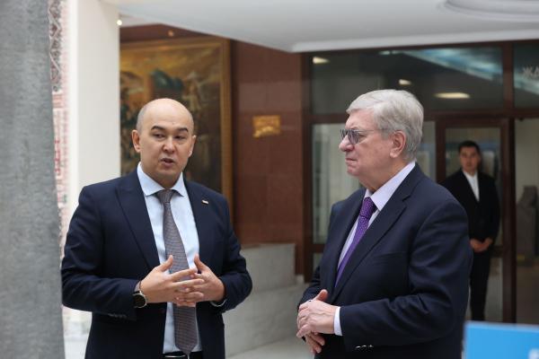 С.Н.Нурбек и А.В.Торкунов вручили студенческие билеты первокурсникам МГИМО-Астана