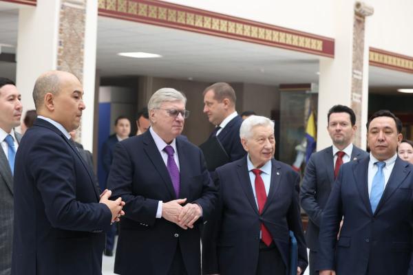 С.Н.Нурбек и А.В.Торкунов вручили студенческие билеты первокурсникам МГИМО-Астана