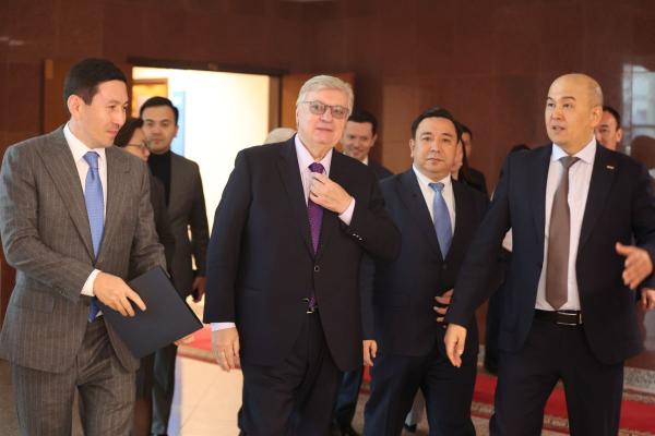 С.Н.Нурбек и А.В.Торкунов вручили студенческие билеты первокурсникам МГИМО-Астана