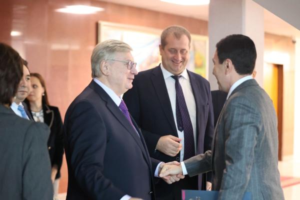 С.Н.Нурбек и А.В.Торкунов вручили студенческие билеты первокурсникам МГИМО-Астана